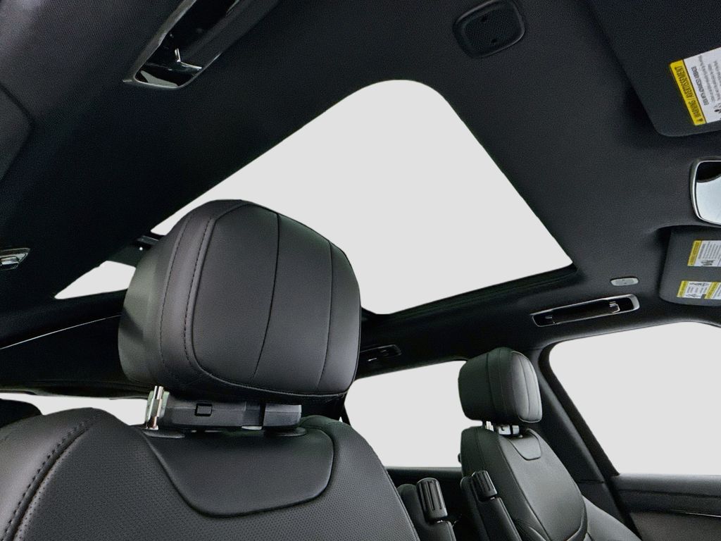 New 2026 White Land Rover Dynamic SE image 17