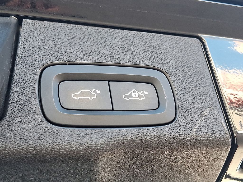 Thumbnail: 2021 Volvo XC60 - 30