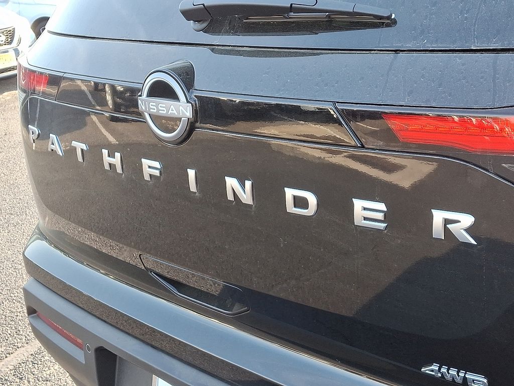 2025 Nissan Pathfinder SV 11