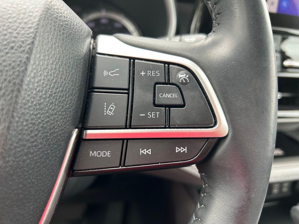 Thumbnail: 2023 Toyota Highlander - 20