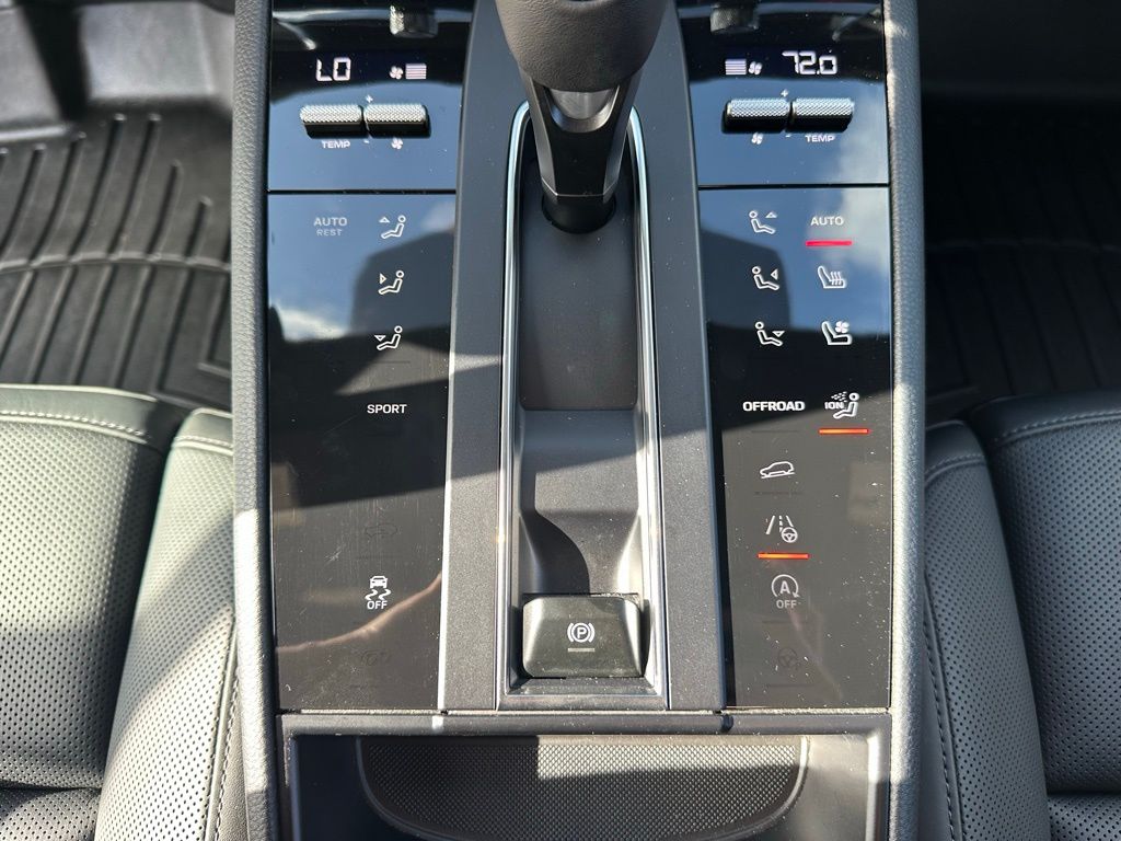 Thumbnail: 2023 Porsche Macan - 26