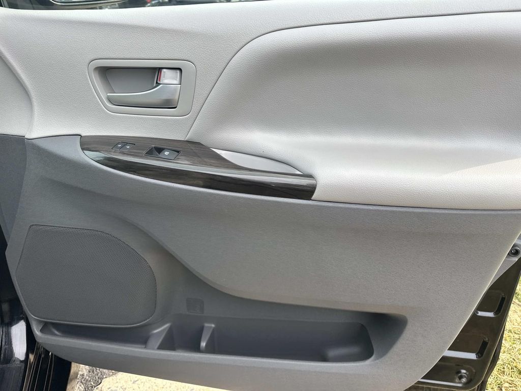 Thumbnail: 2020 Toyota Sienna - 19