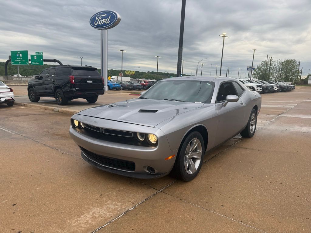 2016 Dodge Challenger SXT photo
