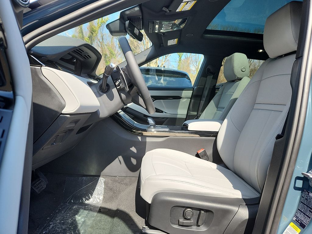 Thumbnail: 2026 Land Rover Range Rover Evoque - 6