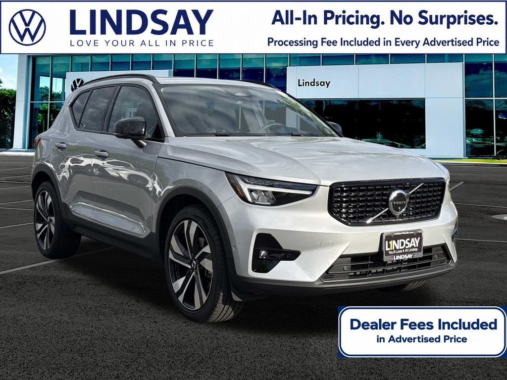 2023 Volvo XC40 B5 Plus Dark Theme AWD