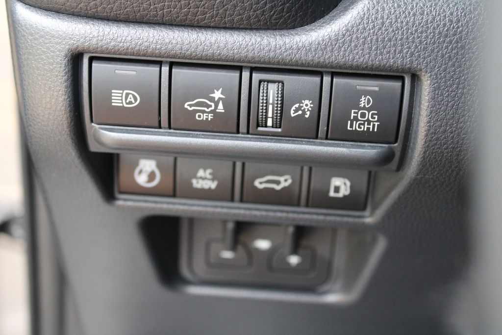 Used 2025  Toyota Base image 27