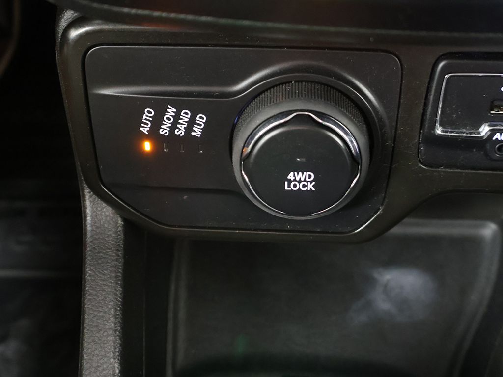 Used 2023 Black Jeep Latitude image 44