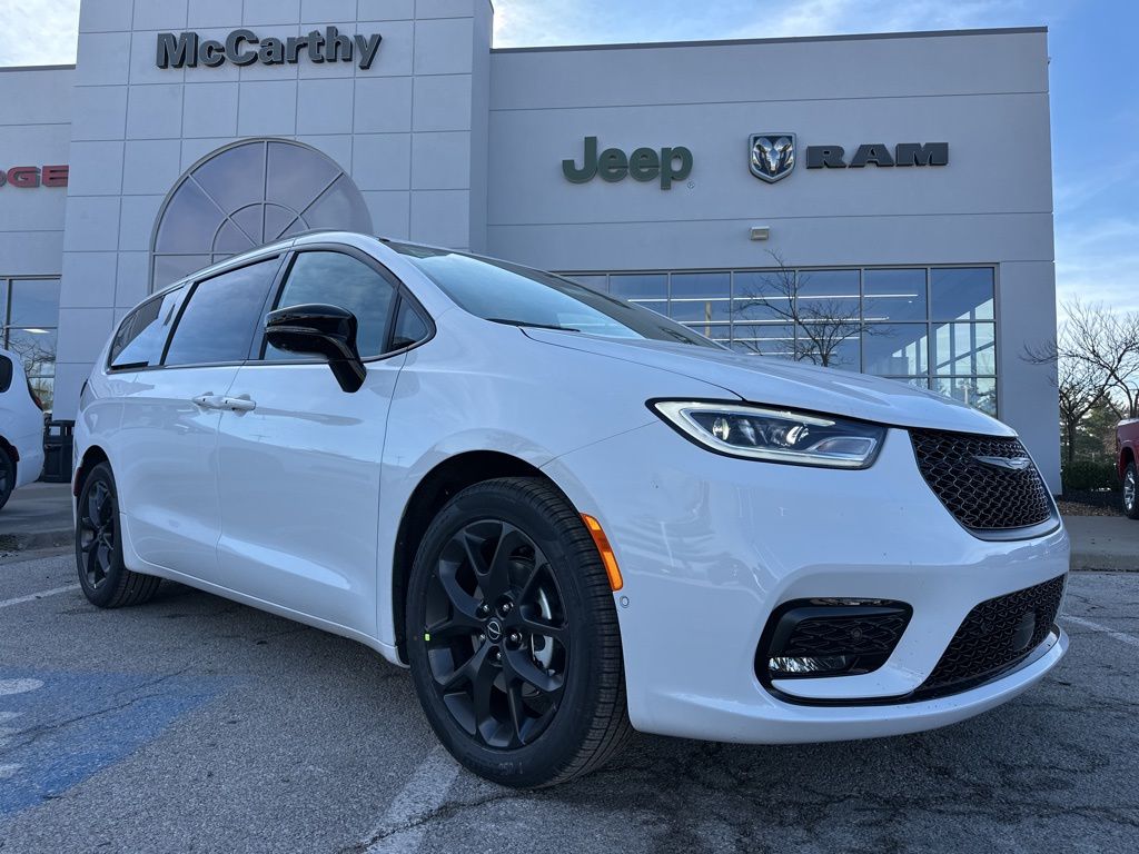 2026 Chrysler Pacifica Select's photo