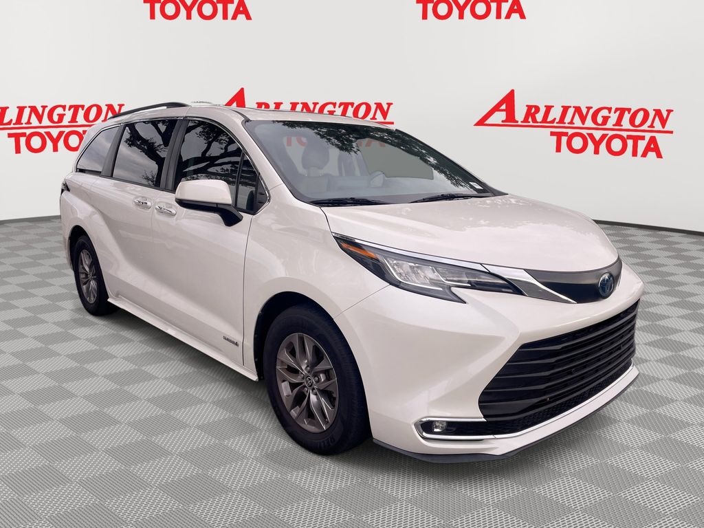2021 Toyota Sienna XLE's photo
