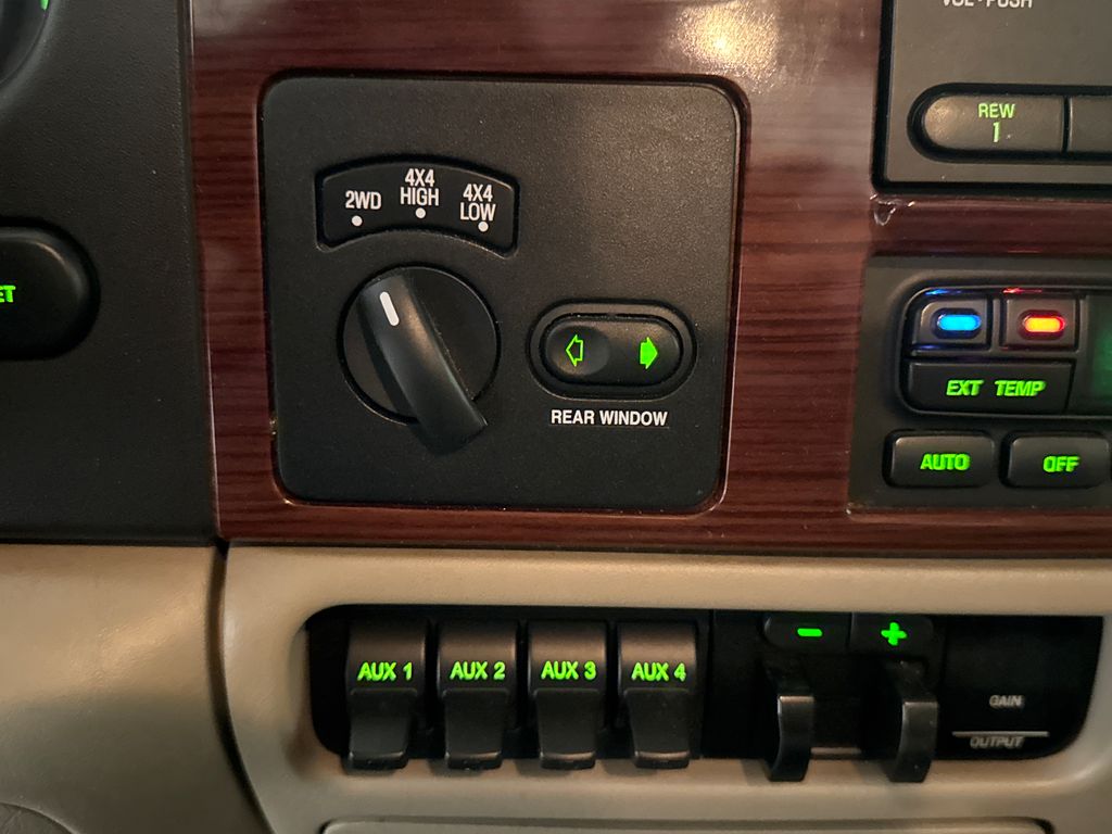 Used 2005  Ford Lariat image 26
