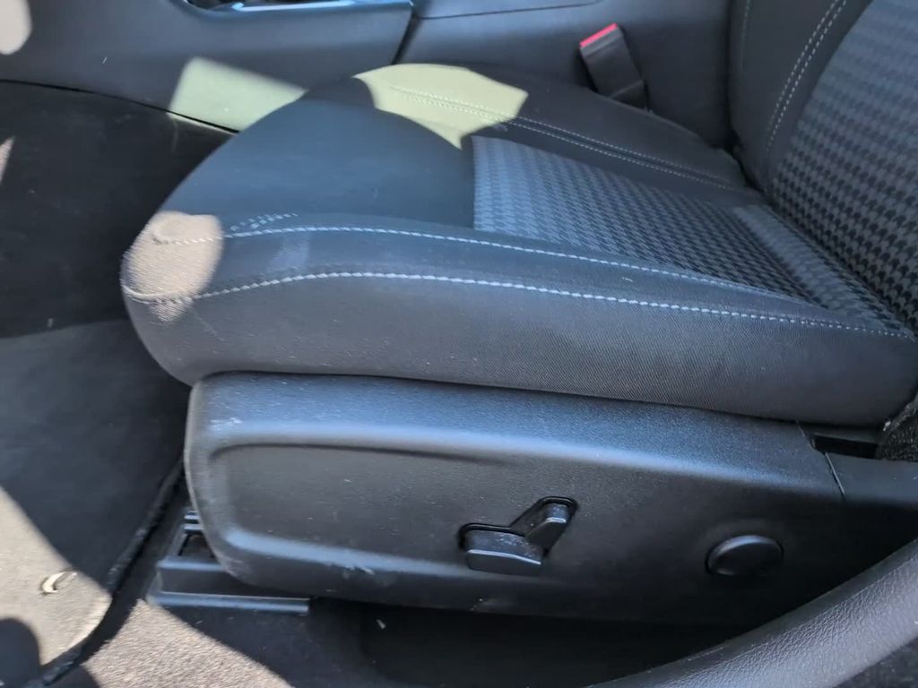 Used 2023 Silver Dodge SXT image 8