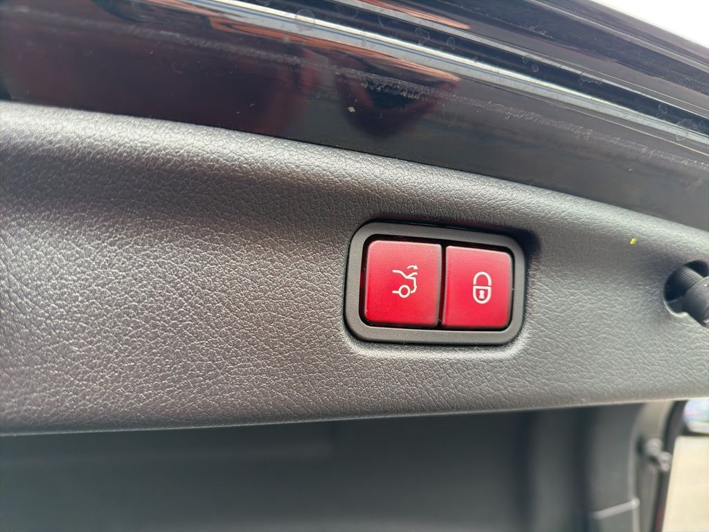 Thumbnail: 2023 Mercedes-Benz C-Class - 22