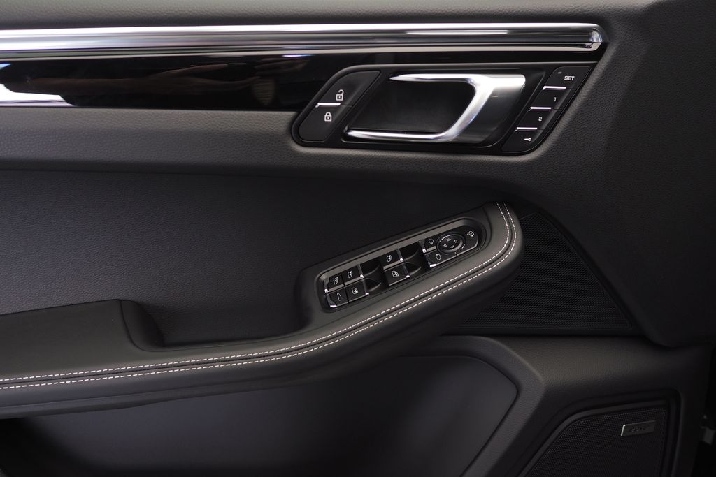 Thumbnail: 2026 Porsche Macan - 11