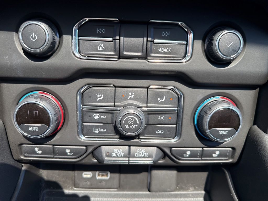 Used 2021 Black Chevrolet Z71 image 37