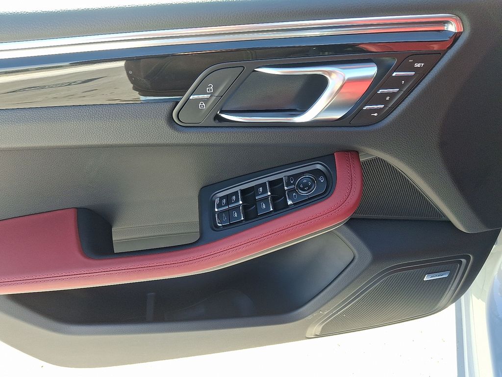 Thumbnail: 2026 Porsche Macan - 14