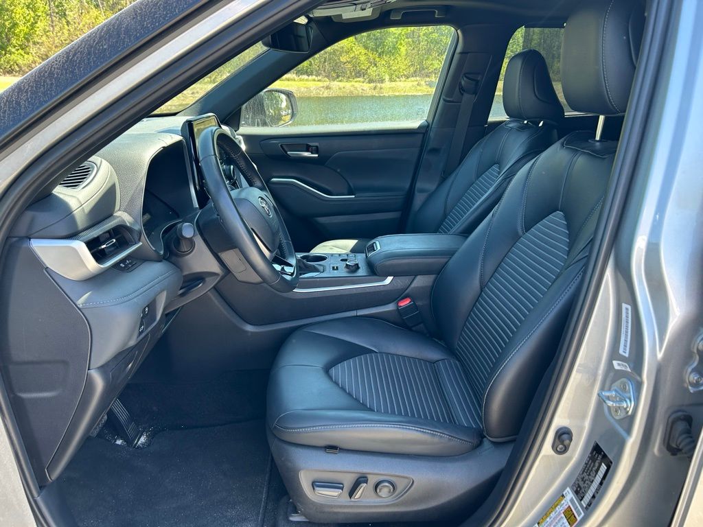 Thumbnail: 2025 Toyota Highlander - 14