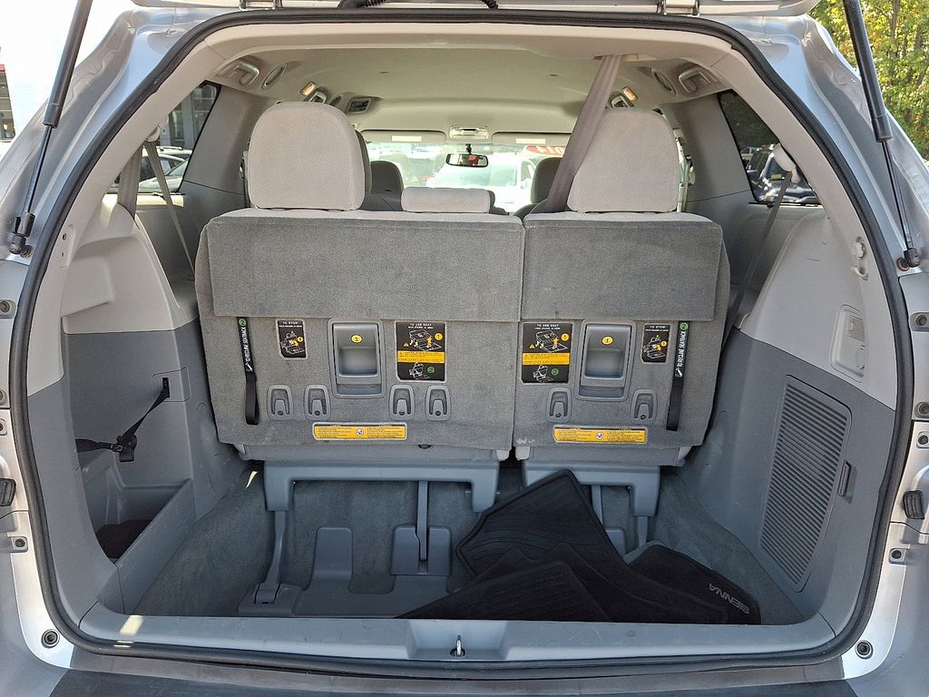 Thumbnail: 2014 Toyota Sienna - 29