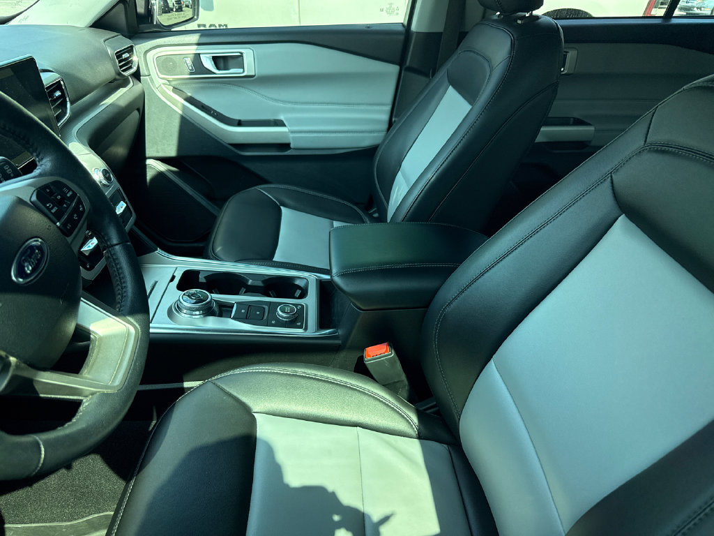 2024 Silver Metallic Ford Explorer XLT 4X4 SUV