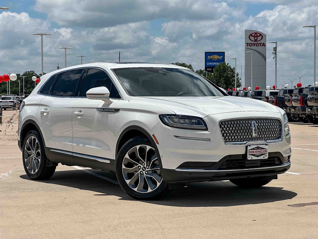White Metallic 2023 Lincoln Nautilus Reserve FWD SUV / Crossover Front-Wheel Drive 8-Speed Automatic