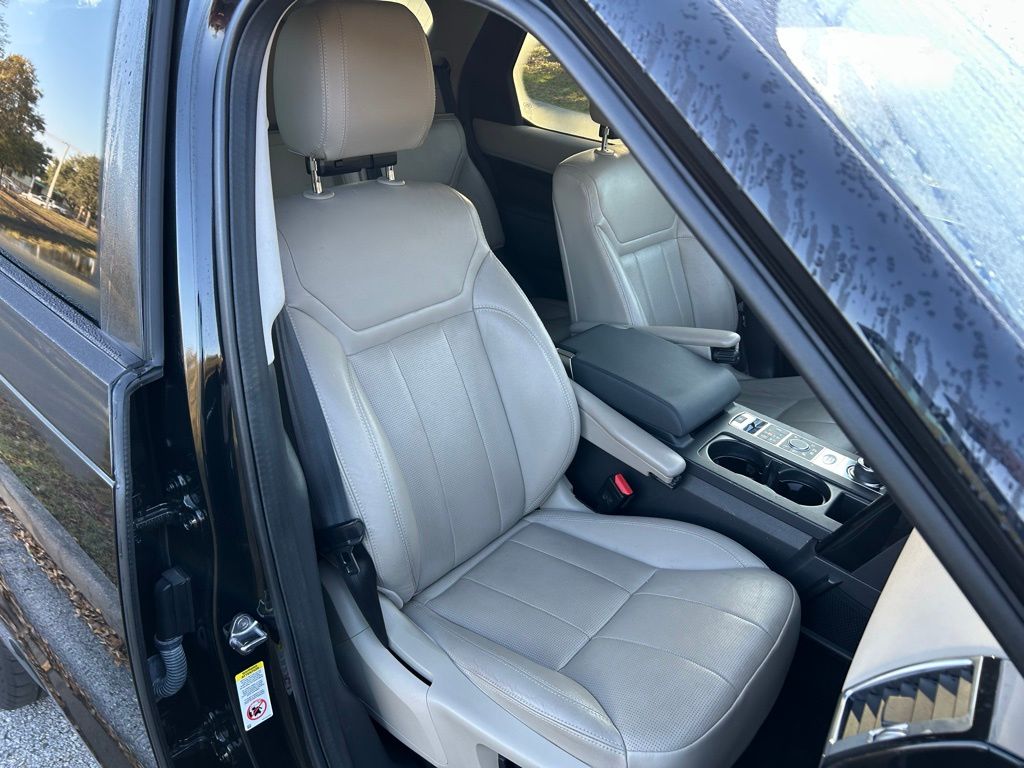 Thumbnail: 2018 Land Rover Discovery - 15