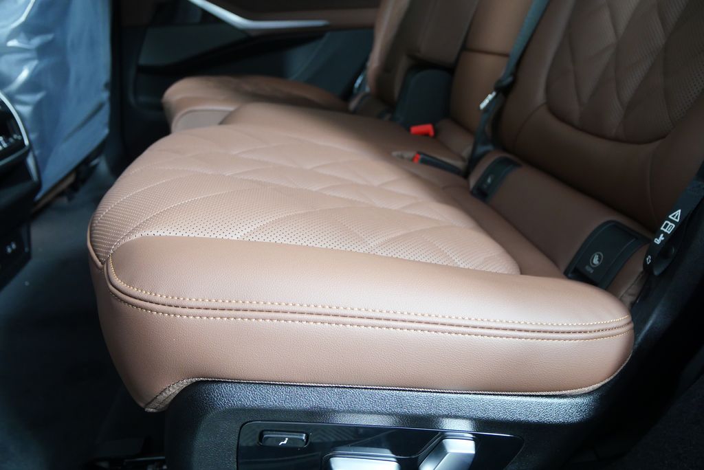 Thumbnail: 2026 BMW X7 - 14