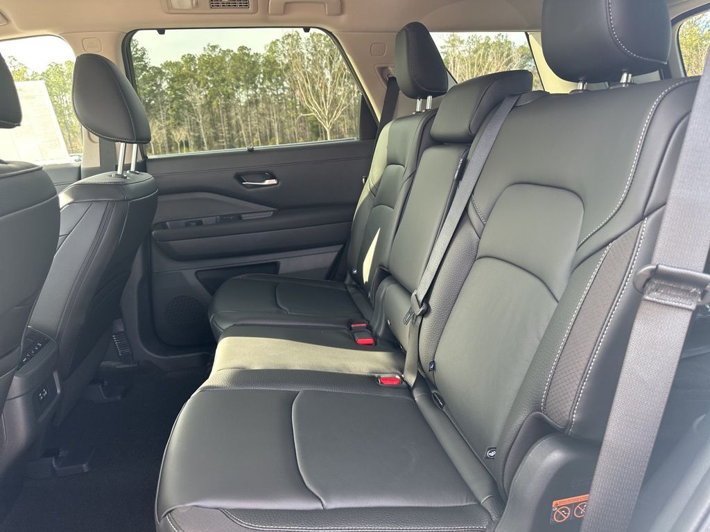 2025 Everest White Pearl Tricoat Nissan Pathfinder SL FWD SUV