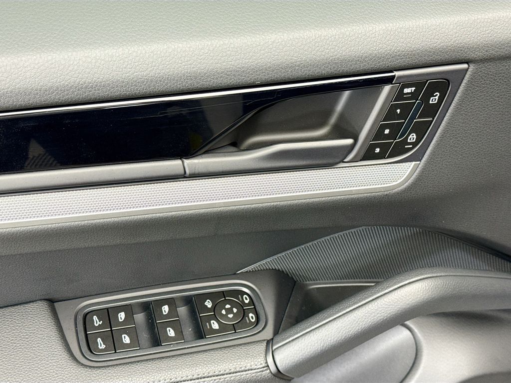 Thumbnail: 2026 Porsche Cayenne - 24