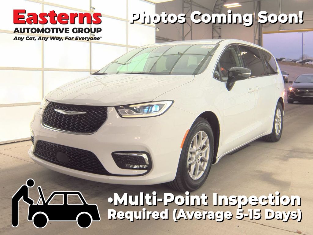 2024 Chrysler Pacifica Touring L's photo