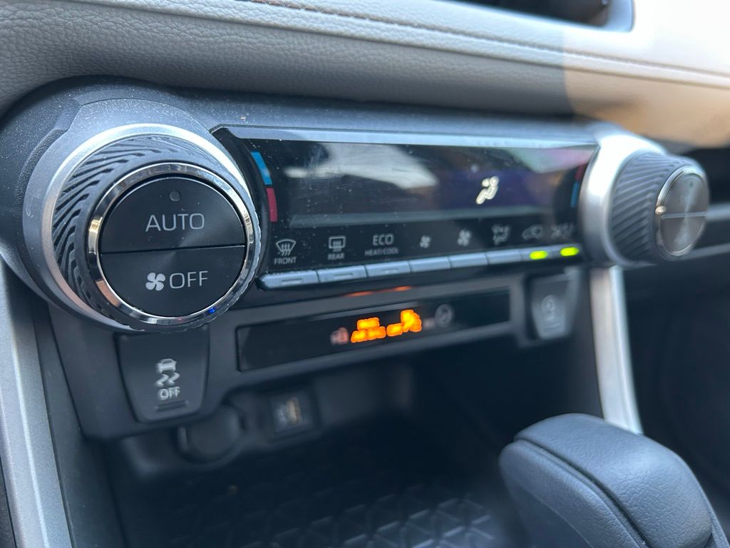 2023 Toyota RAV4 XLE 19