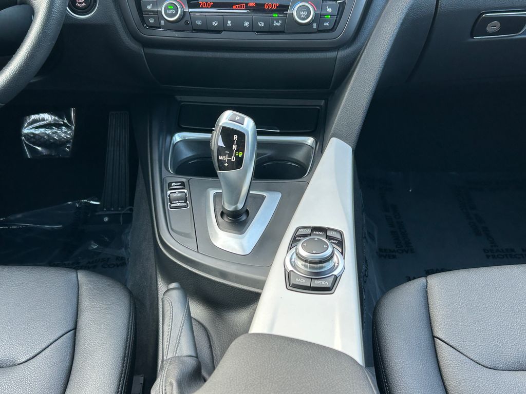 2013 BMW 3 Series 320i 25