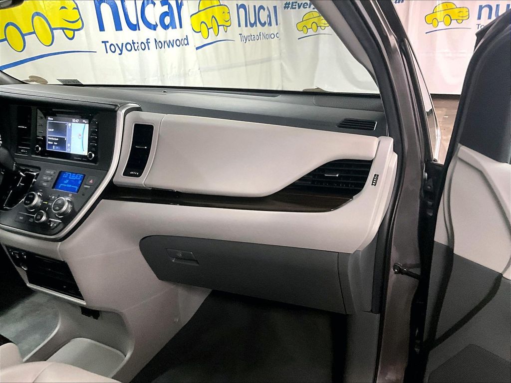 2020 Toyota Sienna — photo 13