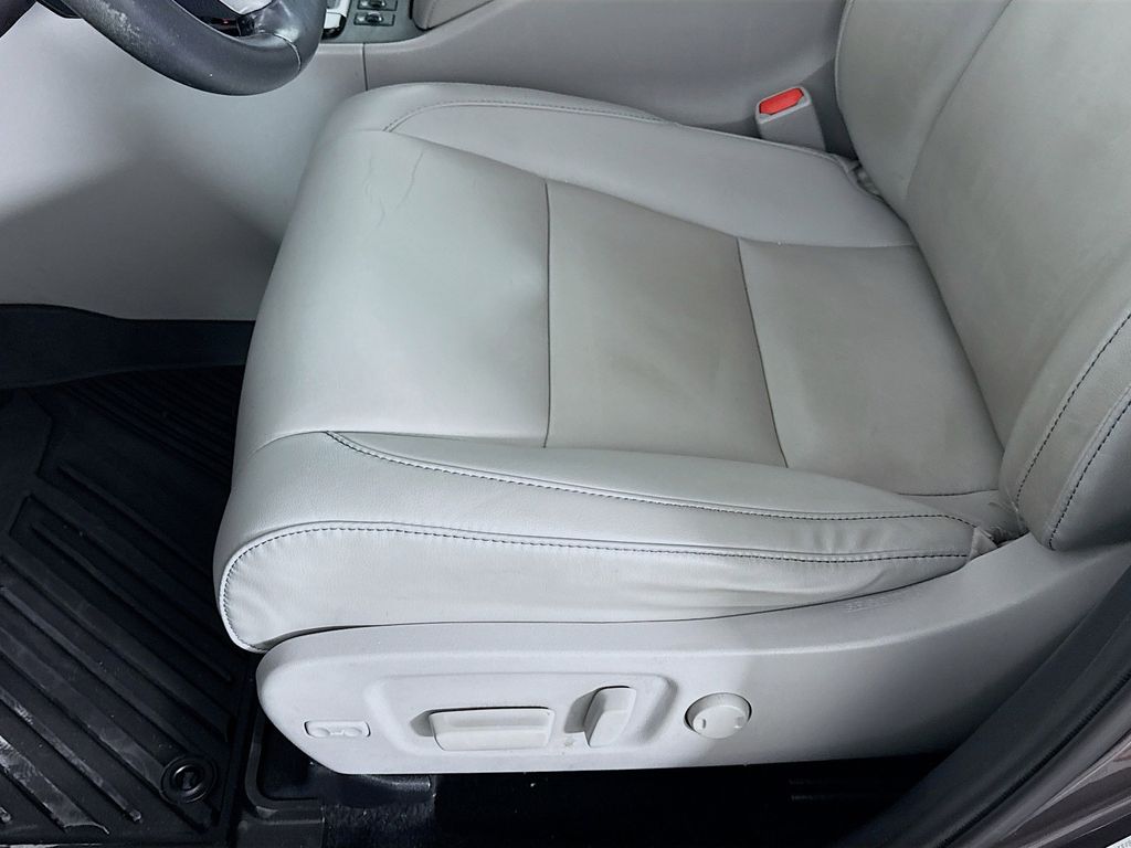 Thumbnail: 2019 Toyota Highlander - 19