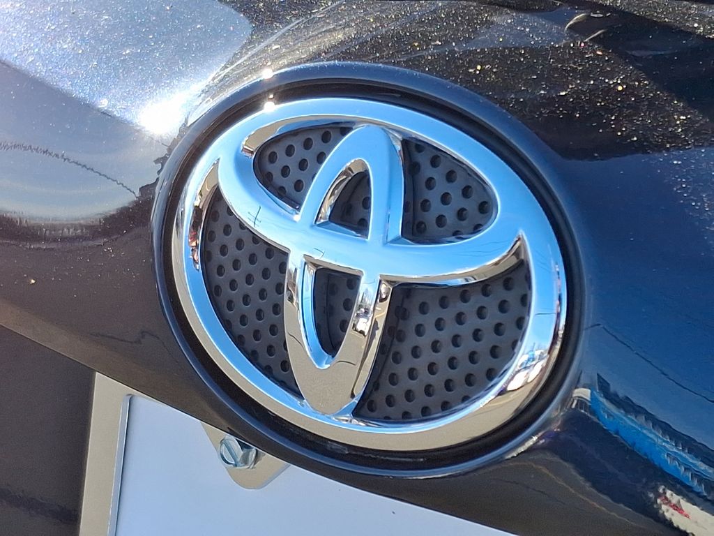 2018 Toyota RAV4 LE 27