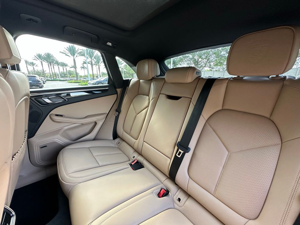 2025 Porsche Macan  31