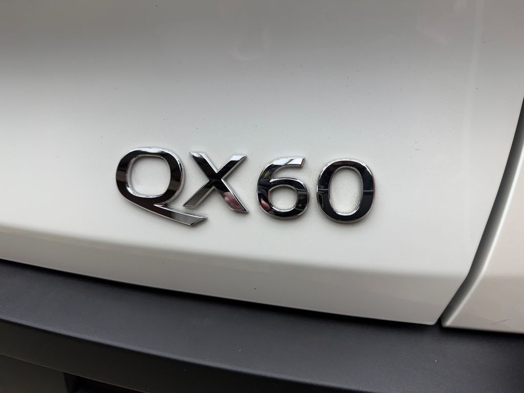 Used 2024 White INFINITI LUXE image 7