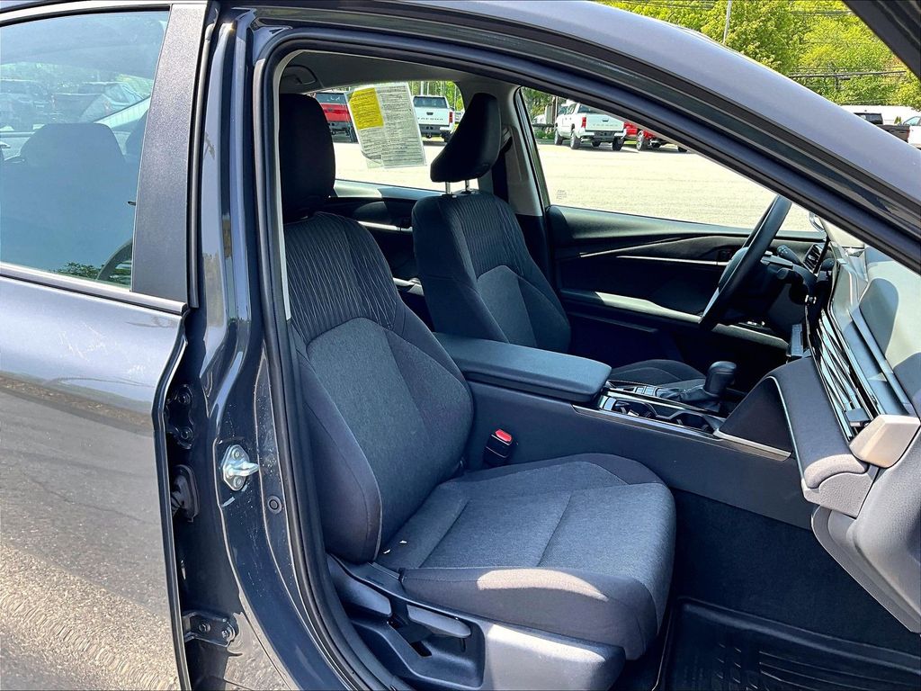 2025 Toyota Camry — photo 11
