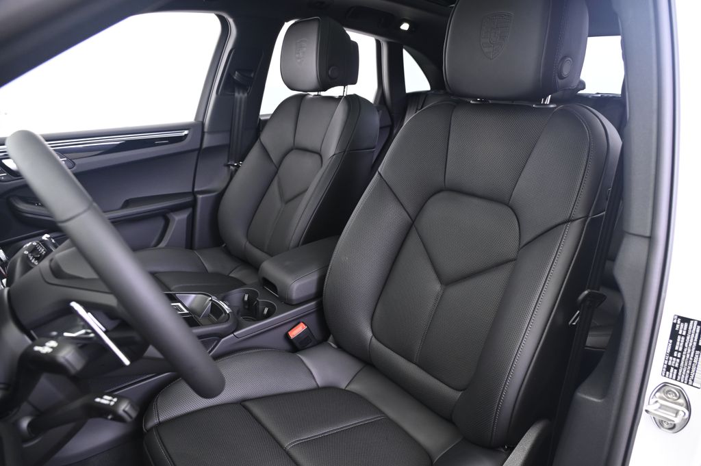 Thumbnail: 2026 Porsche Macan - 30