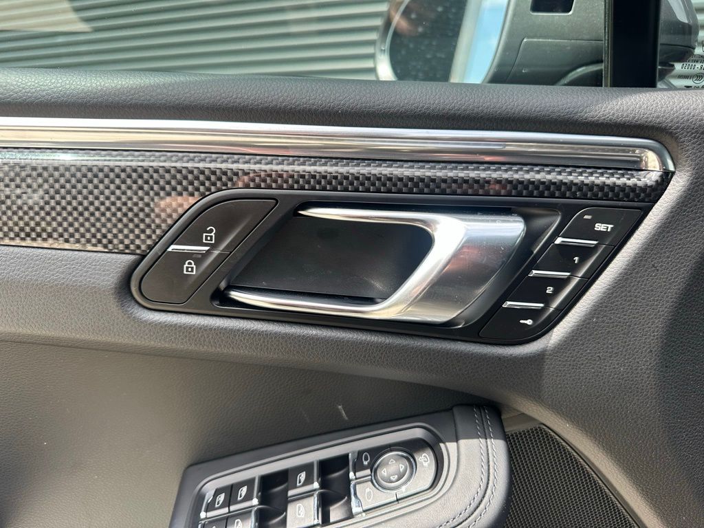 Thumbnail: 2026 Porsche Macan - 20