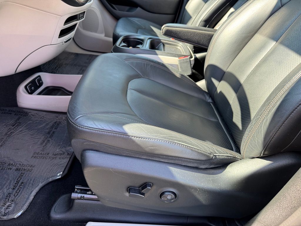 2019 Chrysler Pacifica Touring L 34