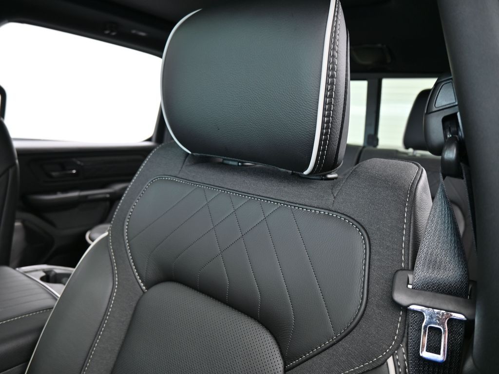 New 2026 Diamond Black Crystal Pearlcoat Ram Limited image 18