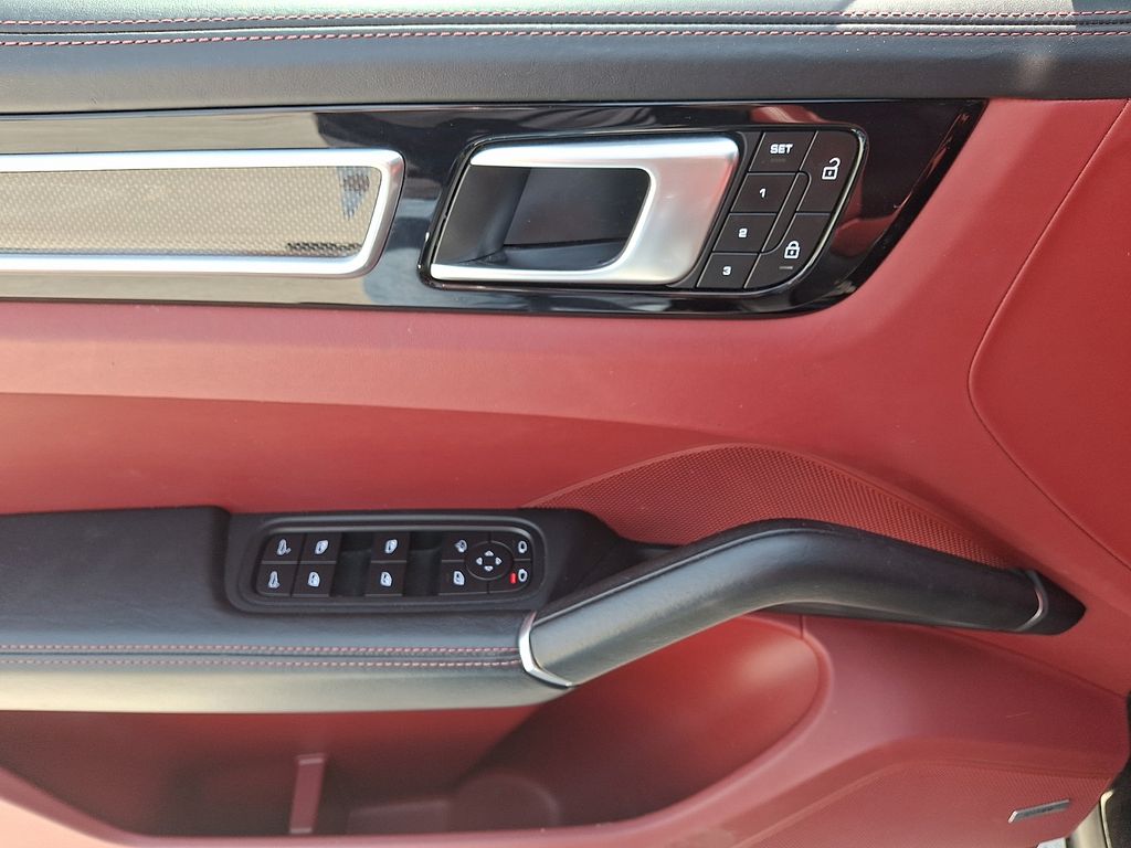 Thumbnail: 2022 Porsche Cayenne - 16