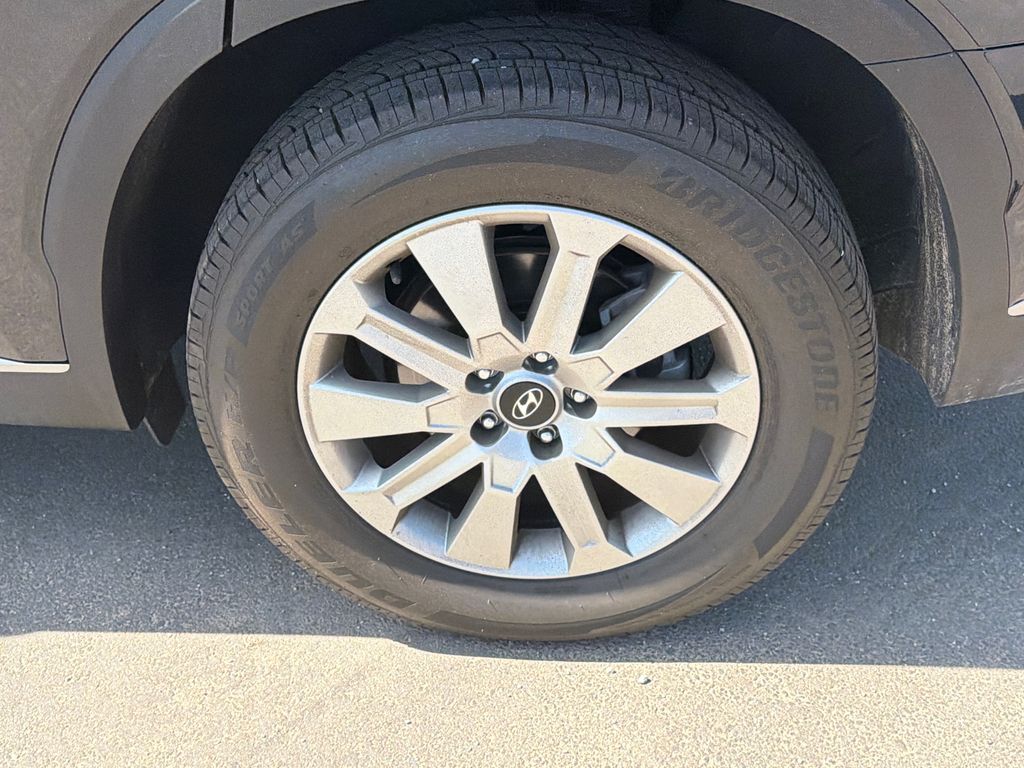 Used 2025 White Hyundai SEL image 19