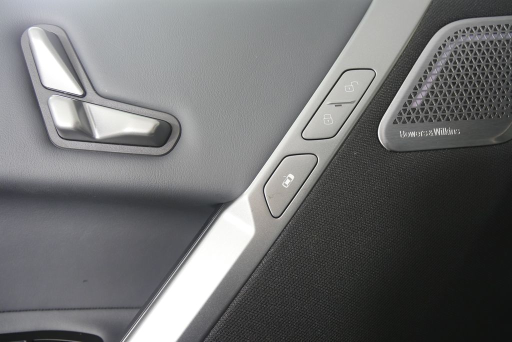 Thumbnail: 2026 BMW iX - 10