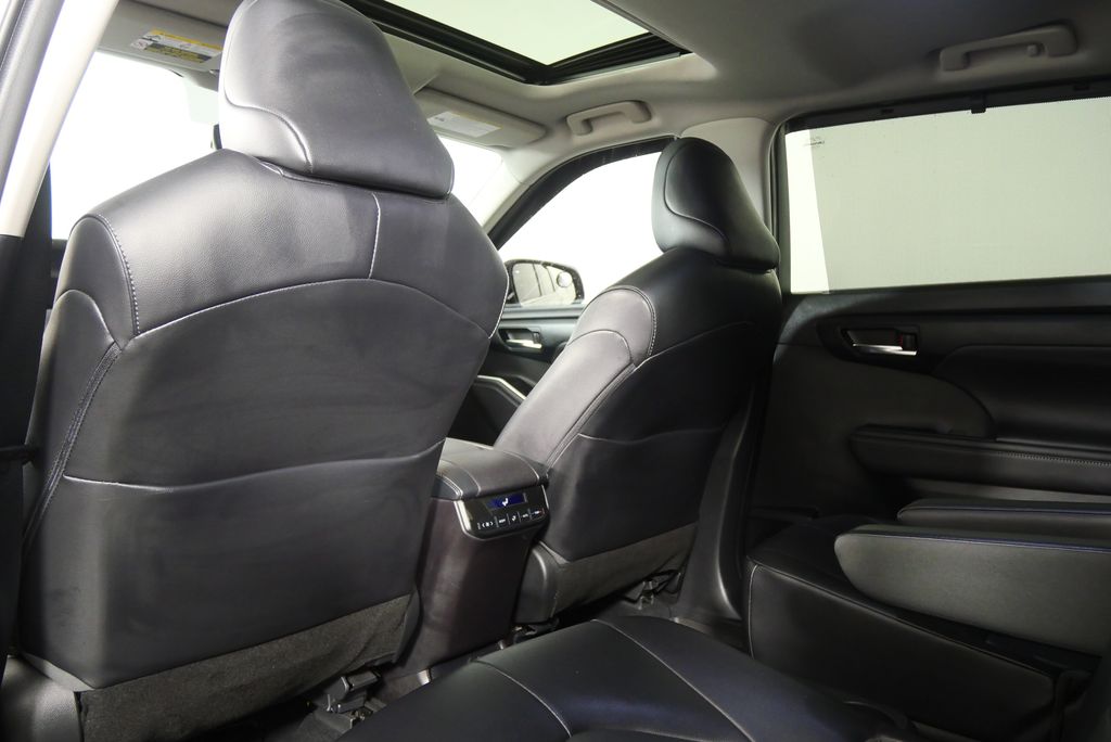 Thumbnail: 2022 Toyota Highlander - 22