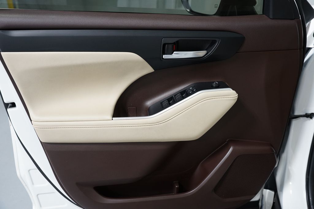 Thumbnail: 2020 Toyota Highlander - 31