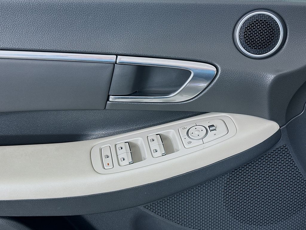 Thumbnail: 2023 Hyundai Sonata - 18