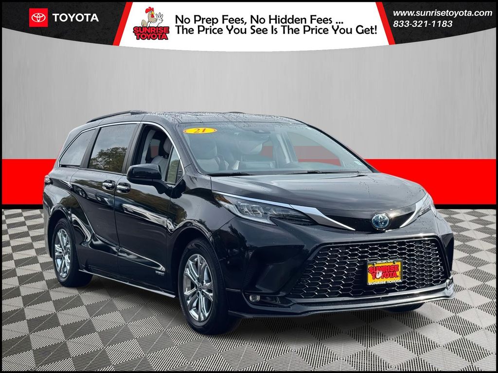 2021 Toyota Sienna XSE's photo