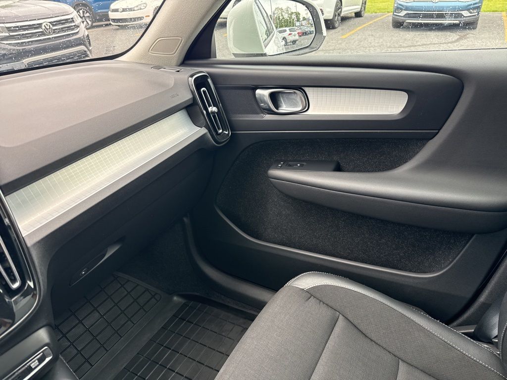 2020 Volvo XC40 Momentum White at Sutliff Volkswagen
