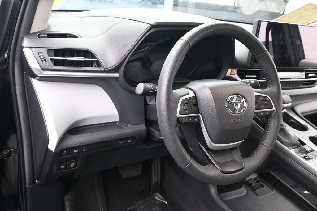 Used 2025 Midnight Black Metallic Toyota XLE image 15