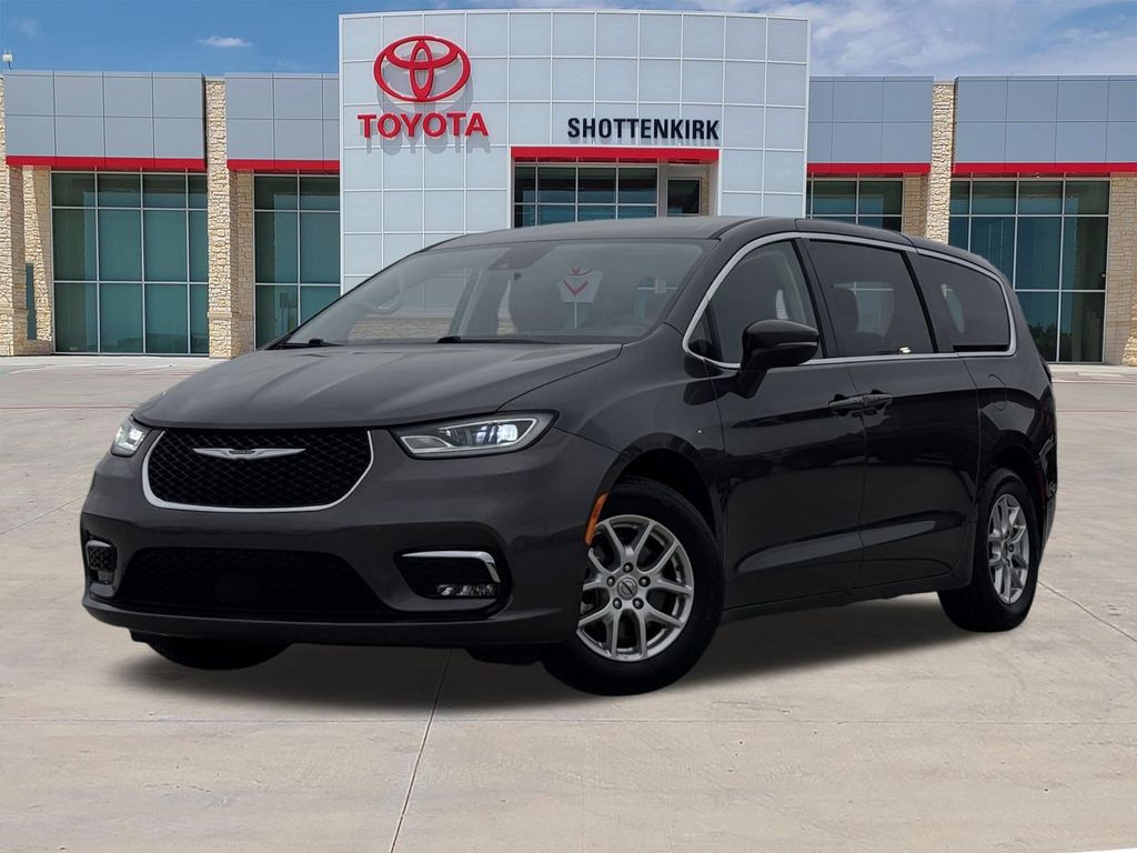 2023 Chrysler Pacifica Touring L's photo